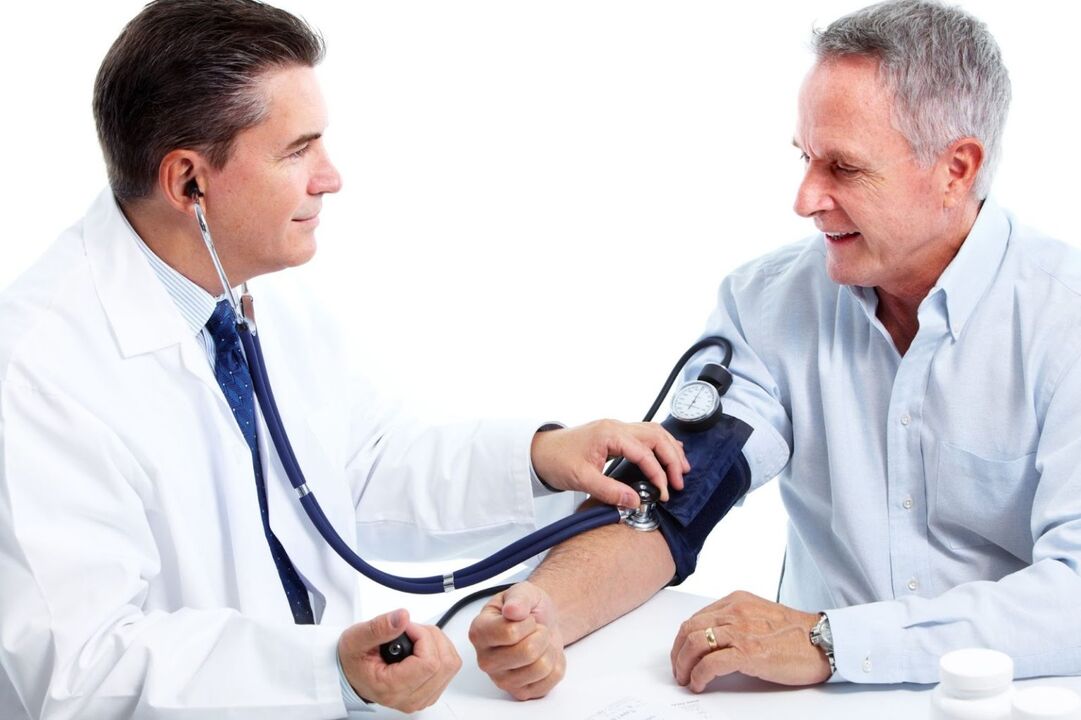 El médico mide la presión del paciente con hipertensión