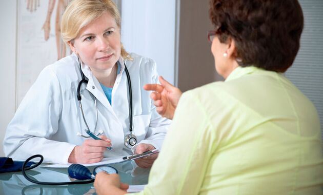El cardiólogo le informará al paciente sobre los factores de riesgo de hipertensión.